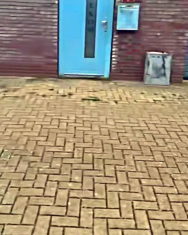 De ingang achteraan het pad